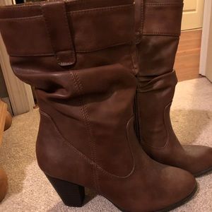 Womens brown boots, mid-calf.